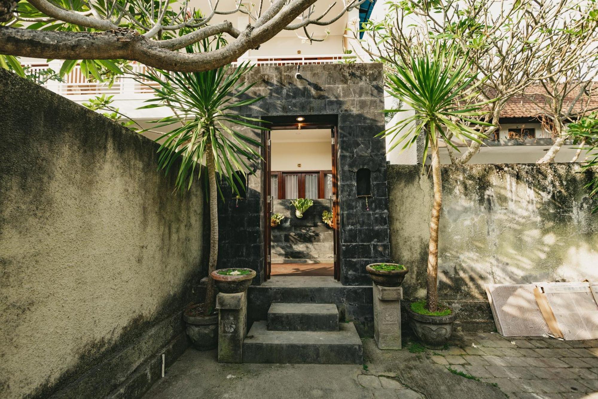 Happy Devi Guesthouse Canggu Esterno foto